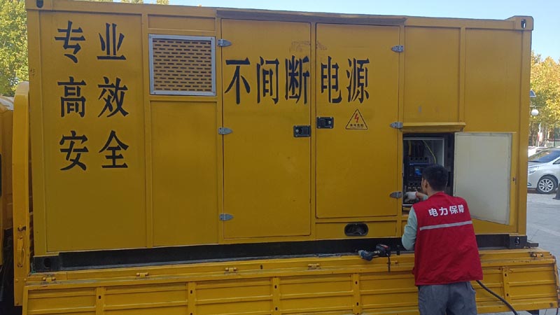 吉首柴油发电机组和UPS电源配合使用时，如何避免切换过程中的电力中断？
